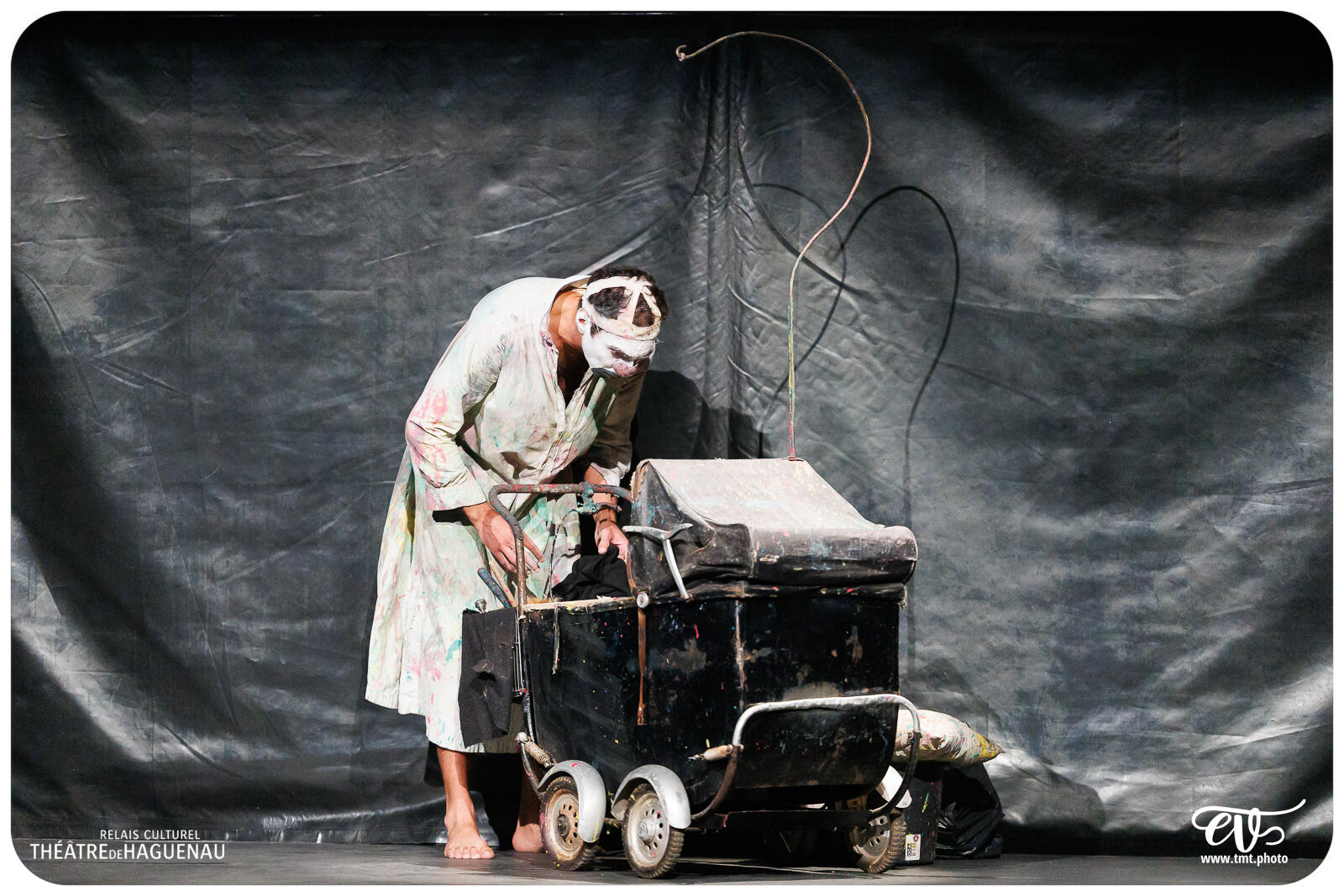 TROP PRÈS DU MUR (TYPHUS BRONX)